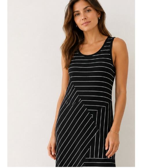 Comfy USA Dresses & Skirts - Comfy USA Shift Dress Laagenlook Striped Sleeveless Black XS